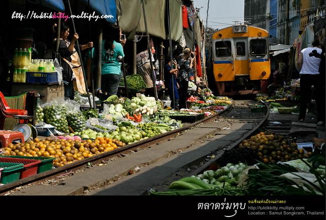 ตลาดร่มหุบเมืองแม่กลอง