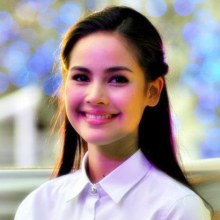ญาญ่า อุรัสยา กำลังศึกษาอยู่คณะอักษรศาสตร์ภาคอินเตอร์ จุฬาลงกรณ์มหาวิทยาลัย มหาลัยอันดับหนึ่งของไทย