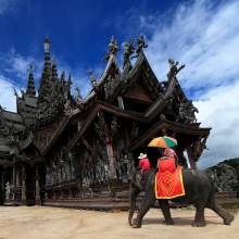 ปราสาทสัจธรรม เป็นสถาปัตยกรรมไม้ที่ใหญ่ที่สุดในประเทศไทย