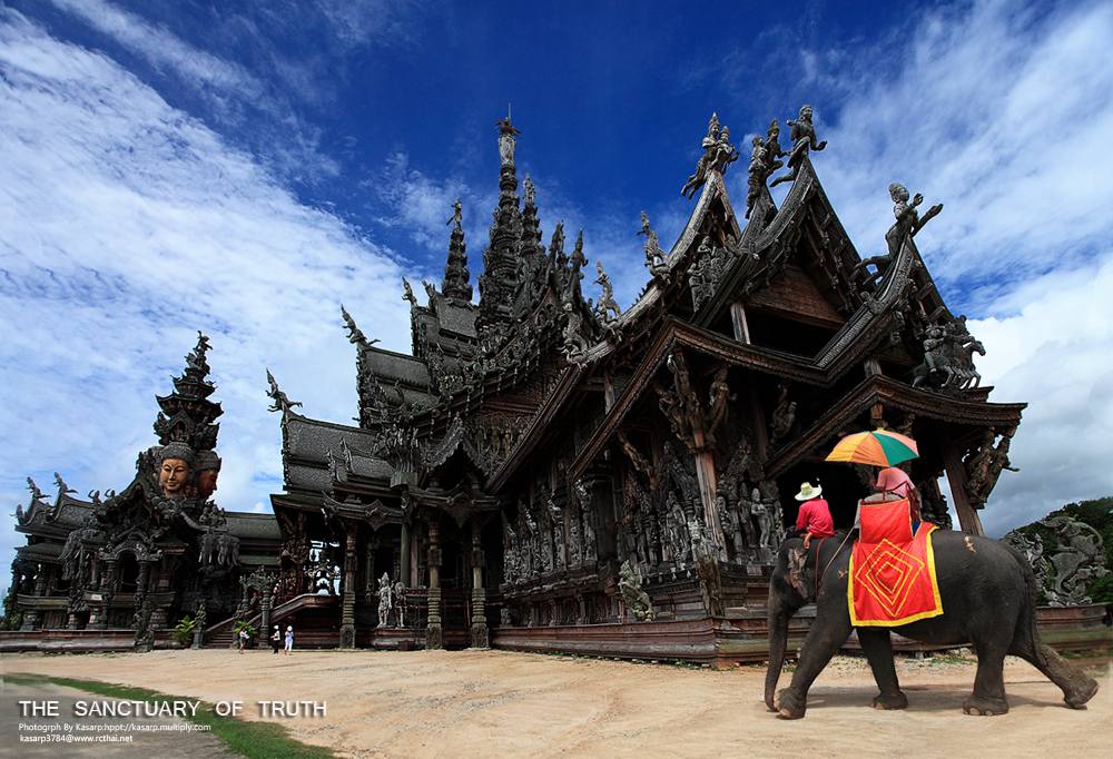 ปราสาทสัจธรรม เป็นสถาปัตยกรรมไม้ที่ใหญ่ที่สุดในประเทศไทย