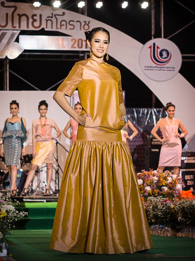 ผู้เข้าประกวดนางสาวไทย 2556 เดินแฟชั่นโชว์ผ้าไหมในเทศกาลไหมไทย  จ.นครราชสีมา