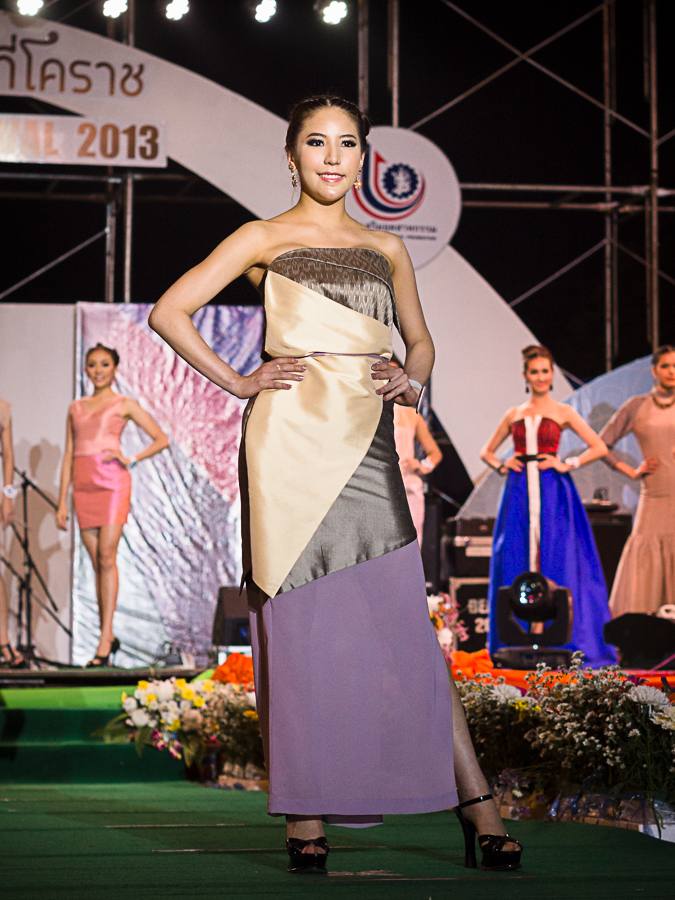 ผู้เข้าประกวดนางสาวไทย 2556 เดินแฟชั่นโชว์ผ้าไหมในเทศกาลไหมไทย  จ.นครราชสีมา