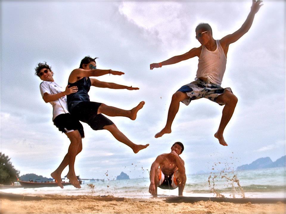 ทะเลสวย หาดทรายขาว ผู้ชายแซ่บ