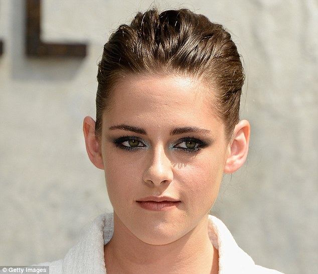 Kristen Stewart  พรีเซนเตอร์คนใหม่ของ CHANEL  คอลเลคชั่น Métiers D’Art Paris-Dallas