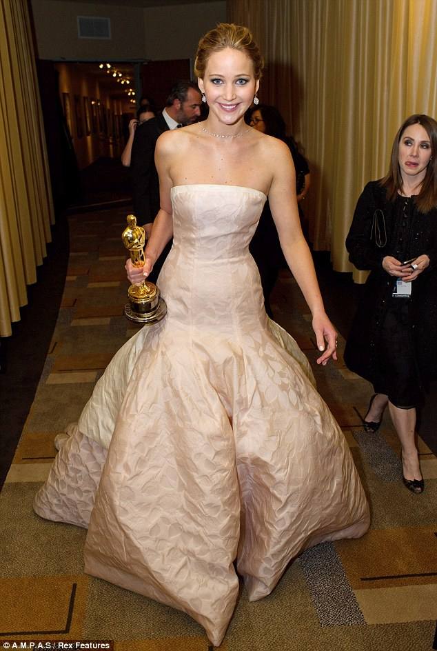 Jennifer Lawrence เปิดเผยถึงช่วงเวลาที่ล้มบนเวทีออสการ์