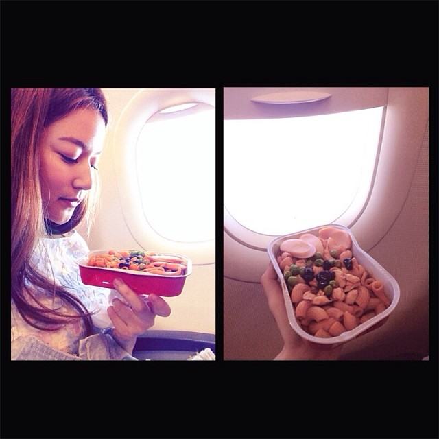 สาวๆ มาอวดอาหารลอยฟ้าบนเครื่อง Air Asia
