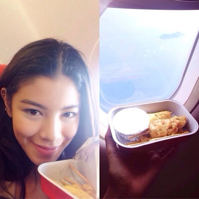 สาวๆ มาอวดอาหารลอยฟ้าบนเครื่อง Air Asia