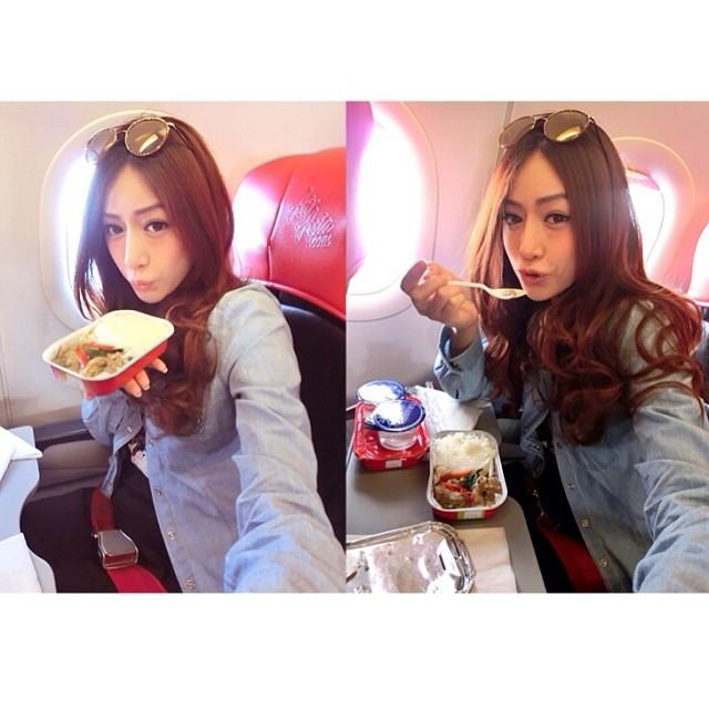 สาวๆ มาอวดอาหารลอยฟ้าบนเครื่อง Air Asia