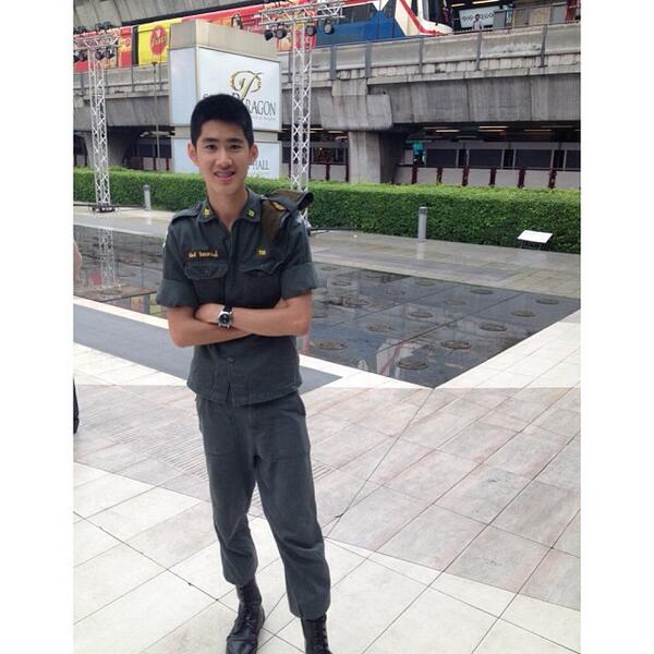 หนุ่มหล่อ รด.