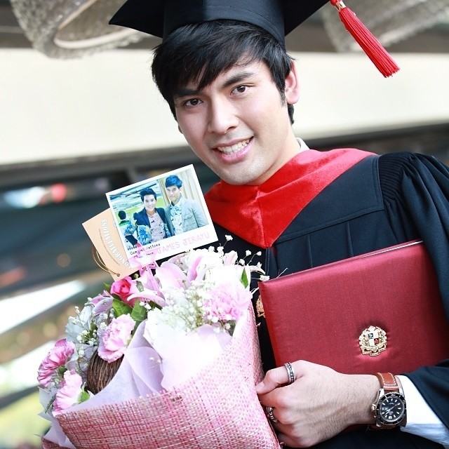 ยินดีด้วยจ้า บอมบ์ ธนิน มนูญศิลป์ ดาวรุ่งมาแรงของช่อง 3 รับปริญญาจากเอเบค เพื่อนดาราร่วมยินดีเพียบ!!