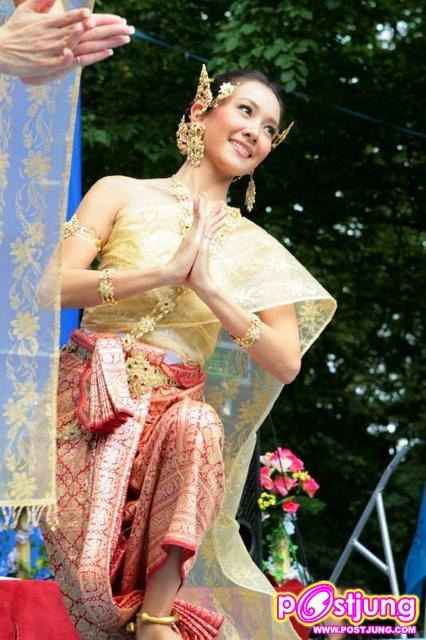 ภาพหาชมยาก  ดาราสาวกับชุดไทย