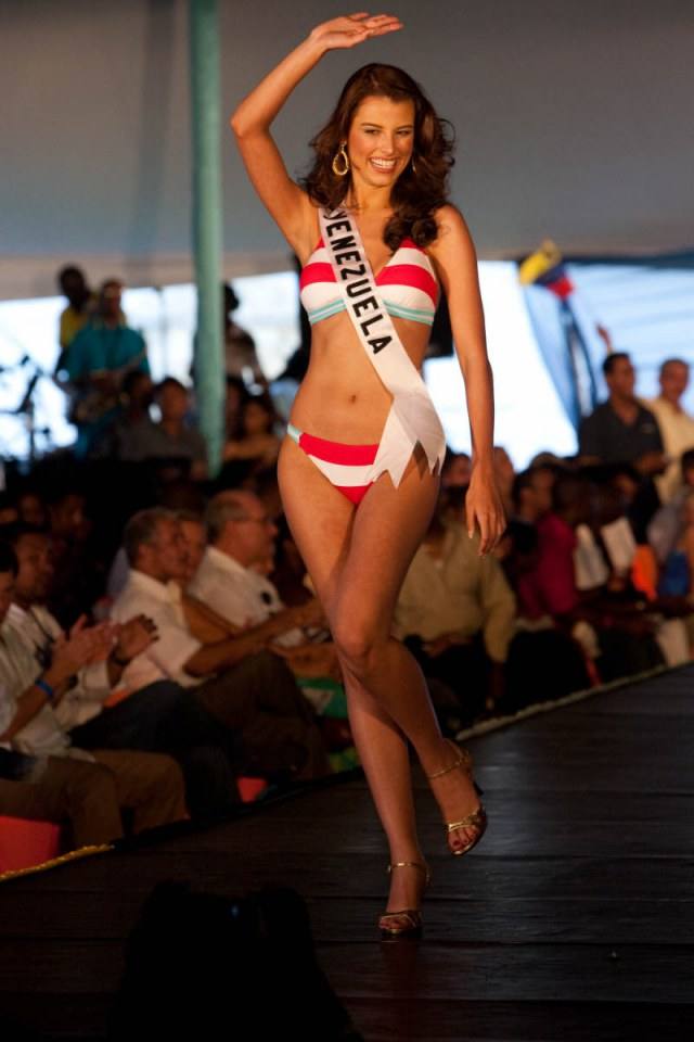 Stefania Fernandez @ Miss Universe 2009