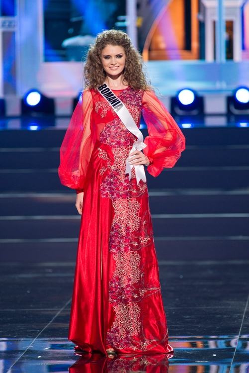 ชุดราตรีแขนยาวบนเวที Miss Universe 2013