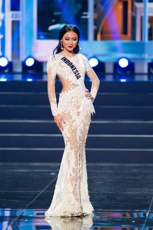 ชุดราตรีแขนยาวบนเวที Miss Universe 2013