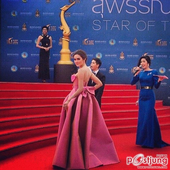 ซุปเปอร์สตาร์ สาวที่ฮ๊อตที่สุดแห่งปี ญาญ่า หญิง รฐา เฉิดฉายในงาน สุพรรณหงส์แห่งชาติ ครั้งที่ 23