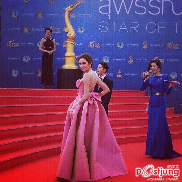 ซุปเปอร์สตาร์ สาวที่ฮ๊อตที่สุดแห่งปี ญาญ่า หญิง รฐา เฉิดฉายในงาน สุพรรณหงส์แห่งชาติ ครั้งที่ 23