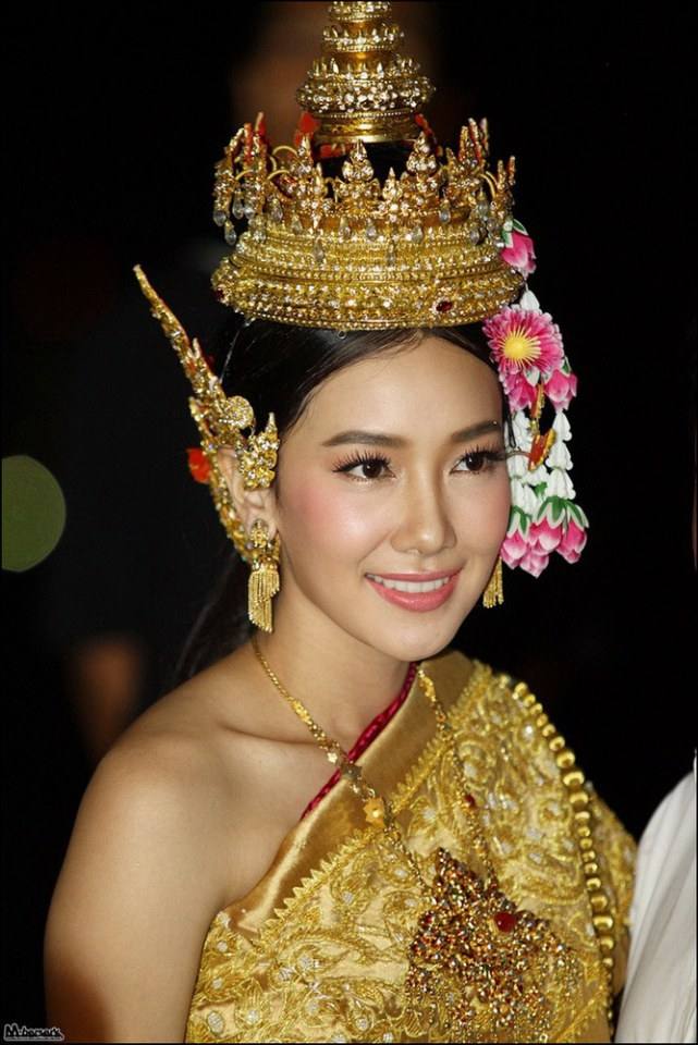 เหล่าดาราหญิง กับชุดไทยแสนสวย