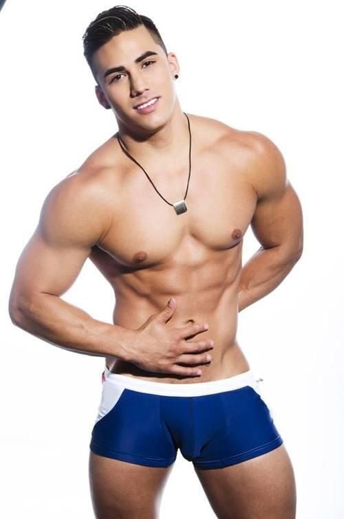 Topher Timaggio นายแบบกางเกงในสุดหล่อ ล่ำ ขวัญใจชาวสีม่วง