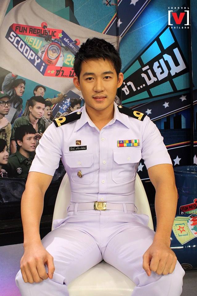 หนุ่มหล่อในเครื่องแบบ