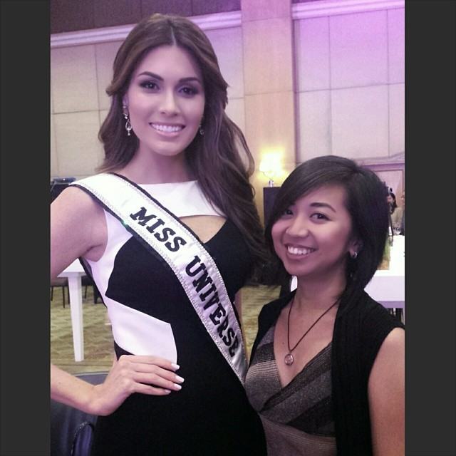 แฟนนางงามฟิลิปปินส์ ผูกเนกไทรูป Miss Universe ขอลายเซนนางงามตัวจริง