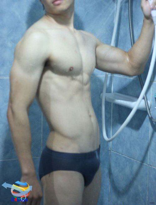 หนุ่มน้อยชวนอาบนำ้