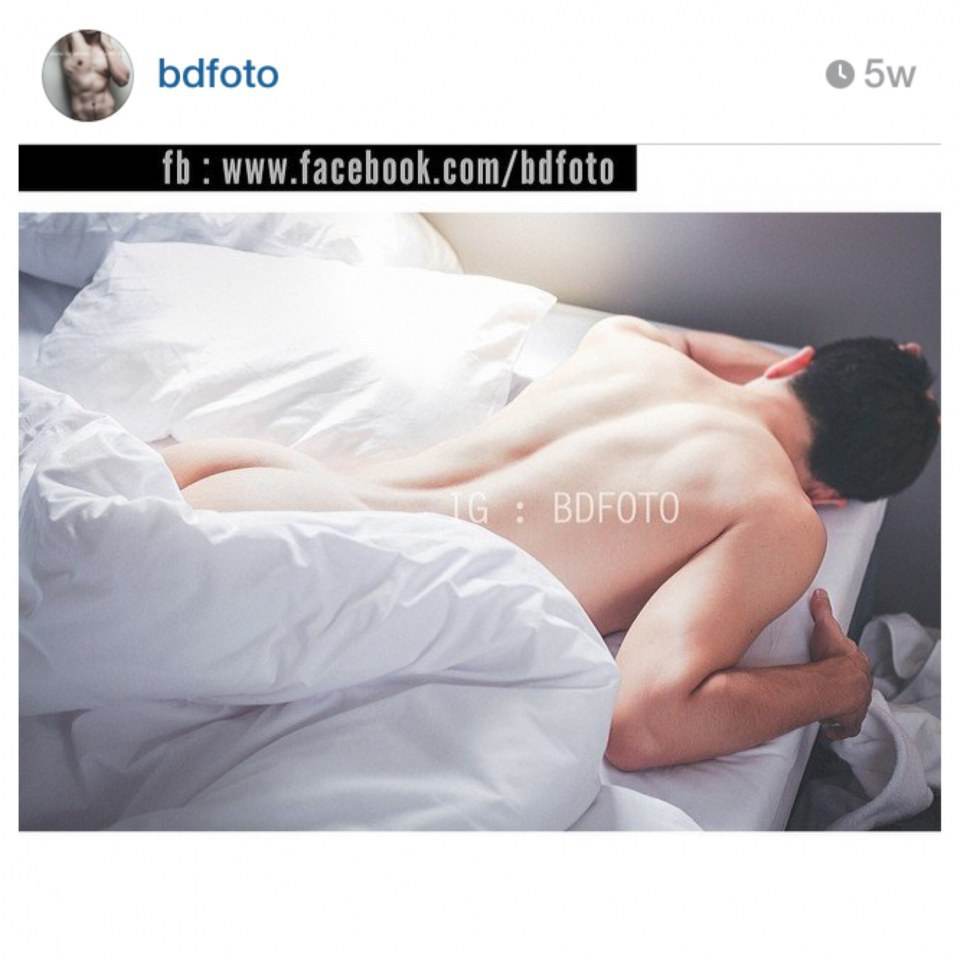 ผู้ชายกับเตียงนอน bdfoto