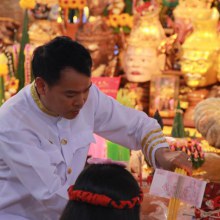 พิธีไหว้ครู โซนมิราเคิล แชนแนล โดย อ.หัตถา เลขจิตในงาน  คนไทยหัวใจเกษตรครั้งที่5