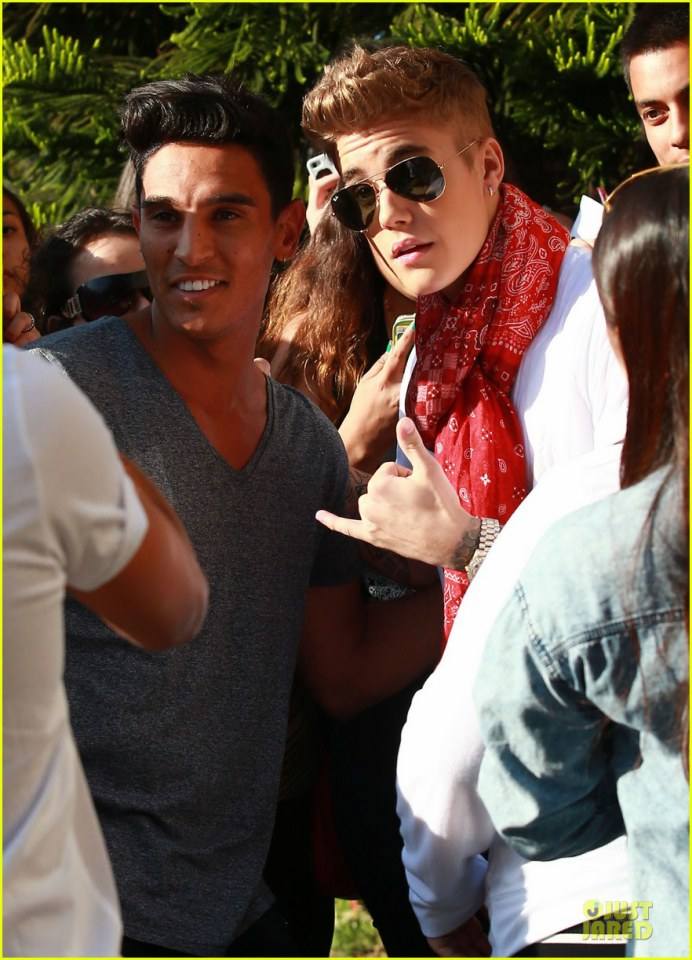 Justin Bieber Makes Time to Show His Gratitude To Fans in Beverly Hills!