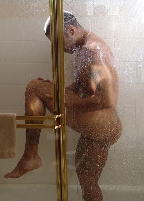 มาส่องผู้ชายอาบน้ำกัน