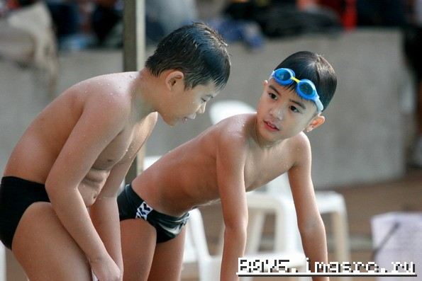 นักกีฬาว่ายน้ำวัยรุ่น