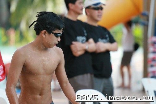 นักกีฬาว่ายน้ำวัยรุ่น