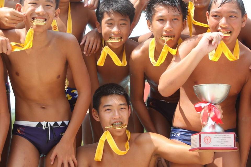 นักกีฬาว่ายน้ำวัยรุ่น