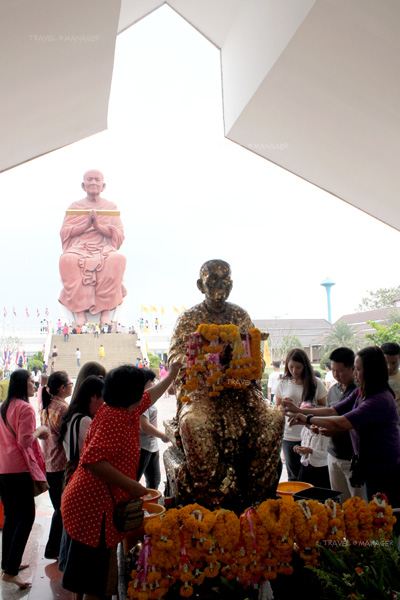 หลวงพ่อโตองค์จำลองให้ปิดทอง