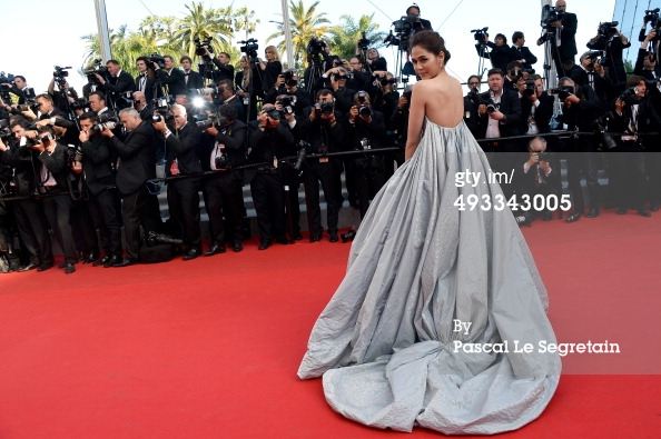 ชมพู่อารยา กับ Dress จาก Zac posen บนพรมแดง Cannes