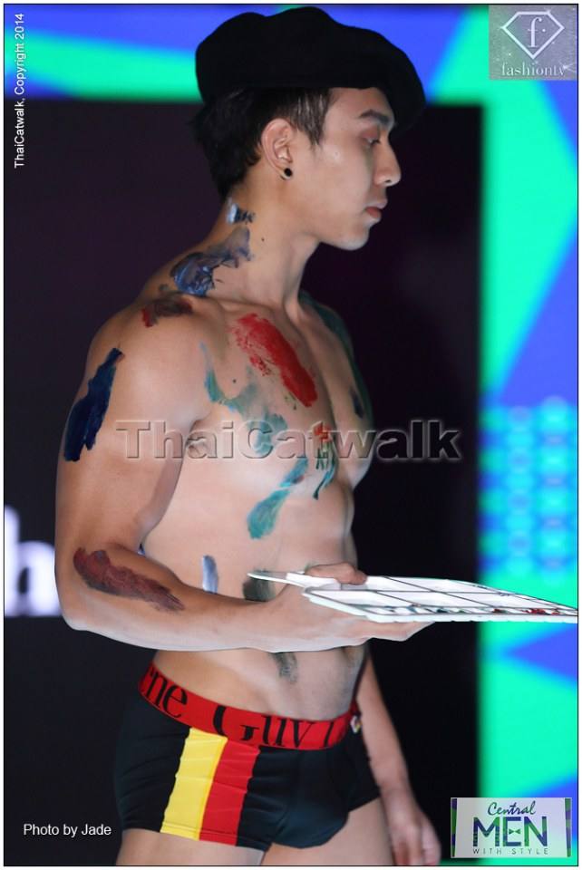 นายแบบโชว์ตุงแบบ HD กลางงานเซ็นทรัล