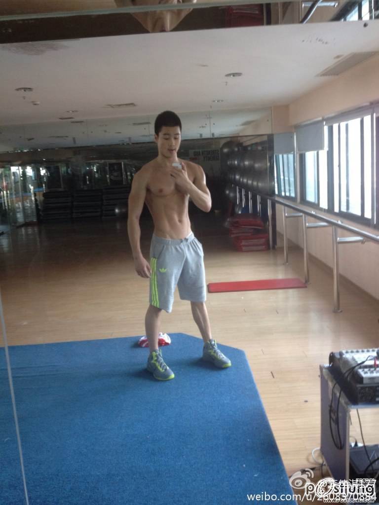 หนุ่มตี๋น่าปี้