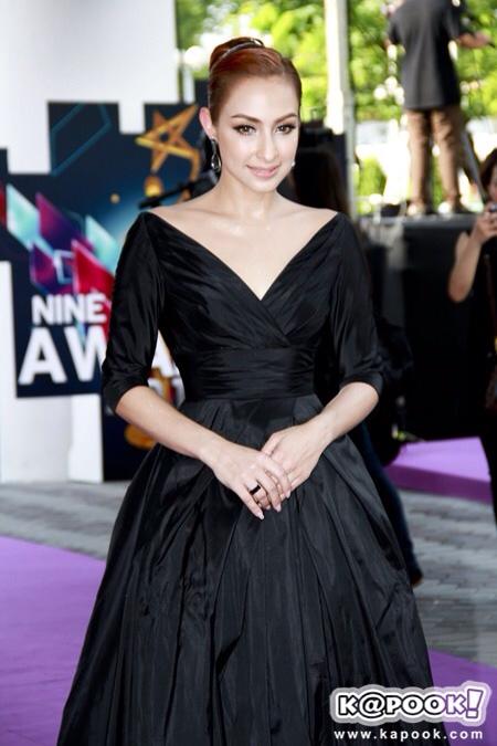 แคทรียา อิงลิช เฉิดฉายบนพรมม่วง Nine Entertain Awards 2014