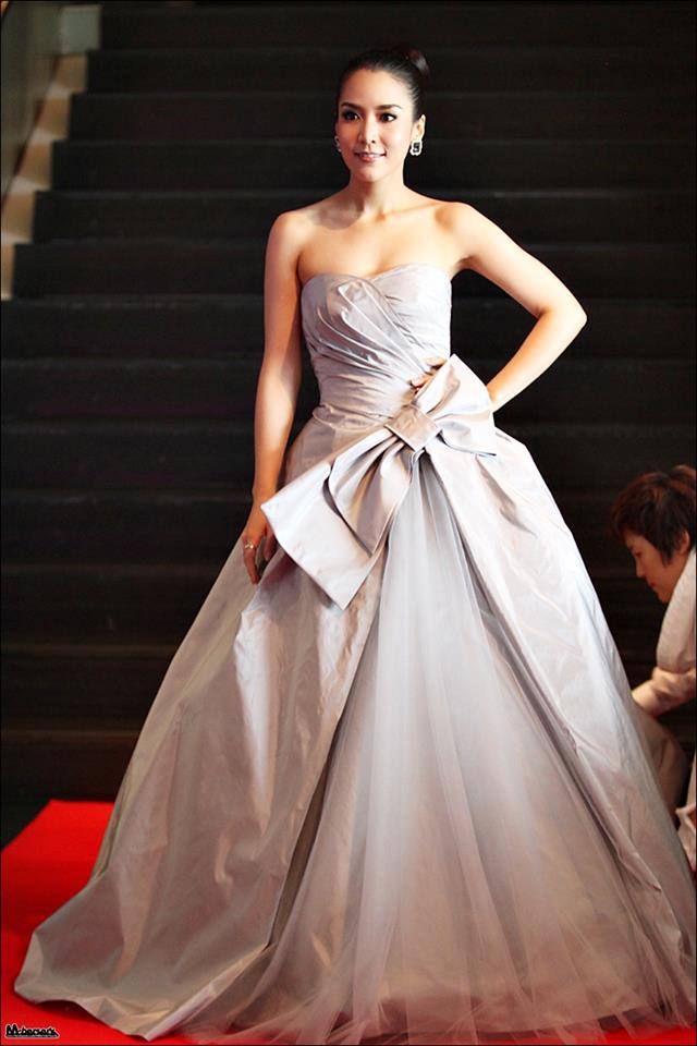 จั๊กจั่น-อคัมย์สิริ ในชุดจากห้องเสื้อ Finale Wedding Studio บนพรมแดงงานประกาศรางวัลนาฏราชครั้งที่ 5