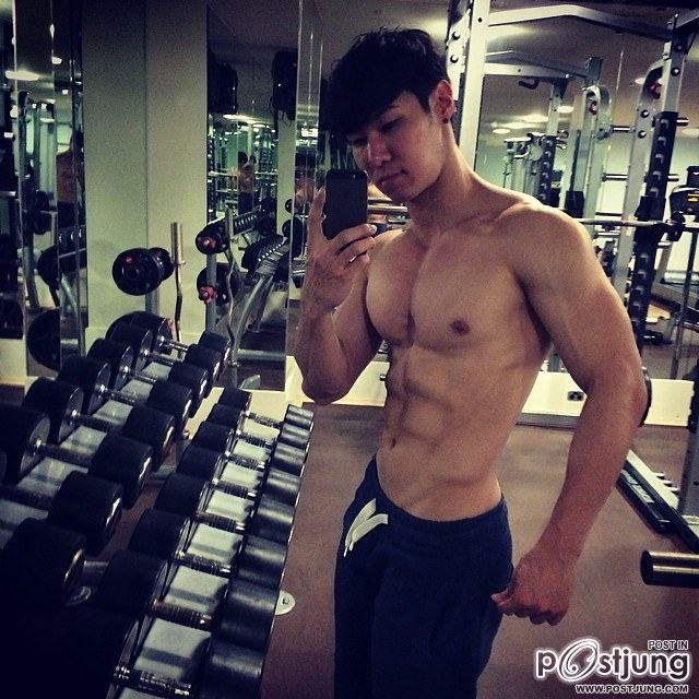 งับๆกัดแขนเล่นเบาๆ