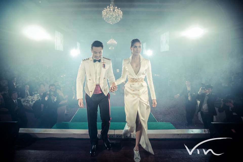 บนซ์ พรชิตา ในชุดแต่งงานแบรนด์ Tipayapong Poosanaphong ในงานฉลองมงคลสมรสเบนซ์ - มิค
