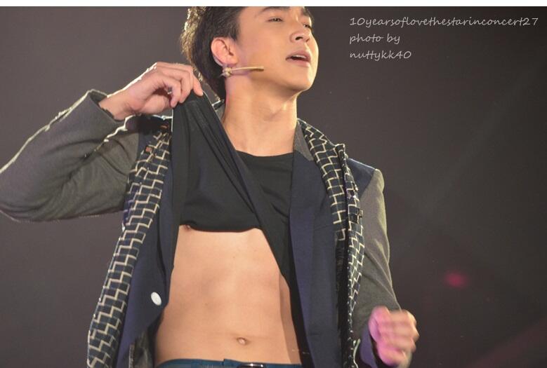 ดูชัดๆ กับ six packs หนุ่ม "ริท เดอะสตาร์"