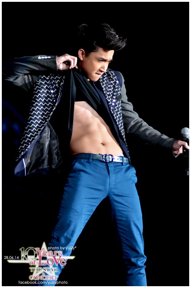 ดูชัดๆ กับ six packs หนุ่ม "ริท เดอะสตาร์"