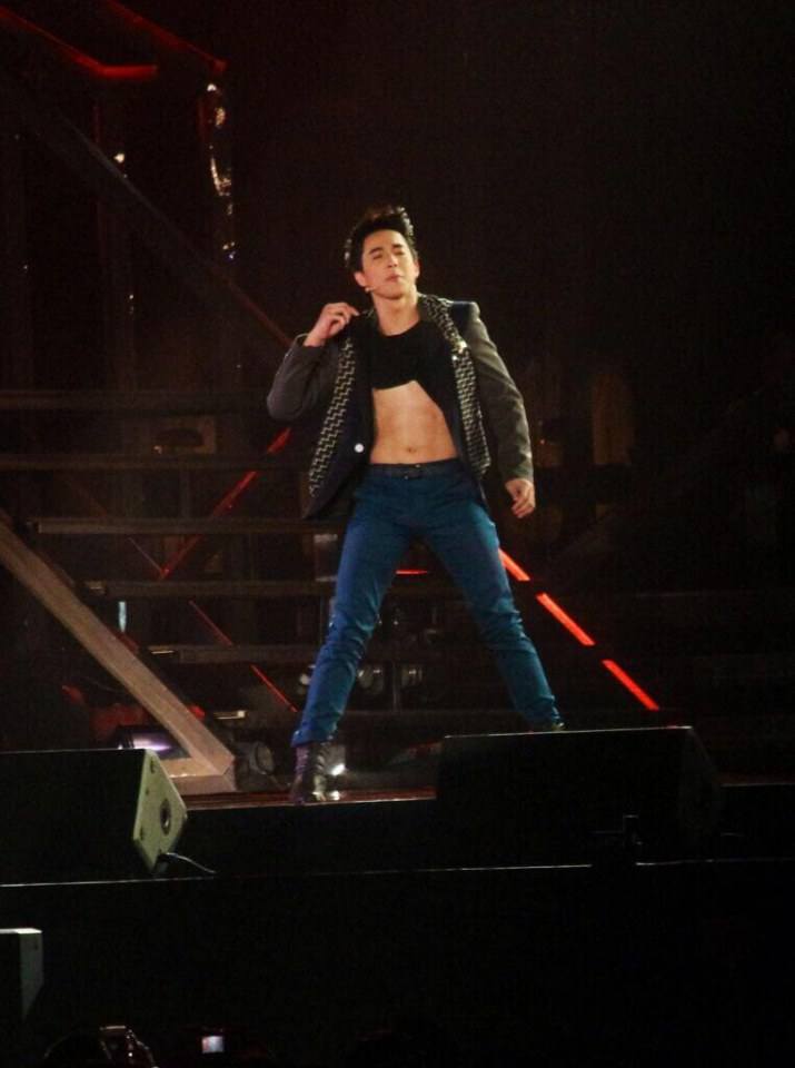 ดูชัดๆ กับ six packs หนุ่ม "ริท เดอะสตาร์"