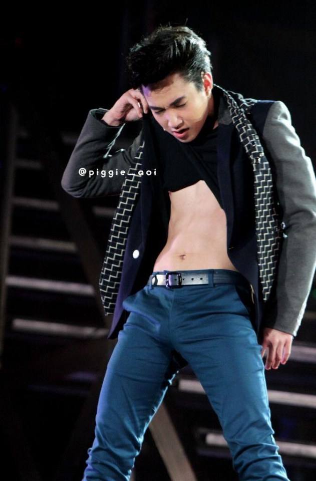 ดูชัดๆ กับ six packs หนุ่ม "ริท เดอะสตาร์"