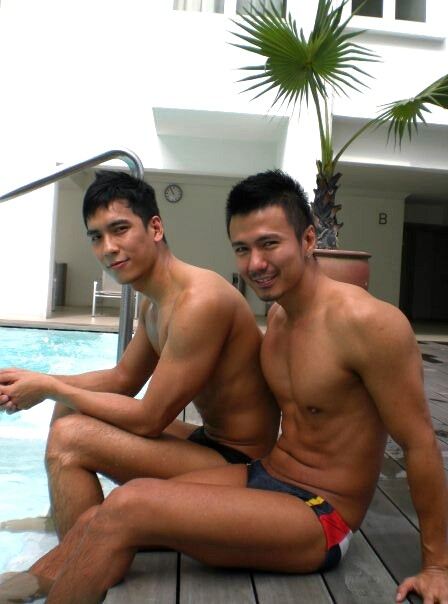 ผู้ชายริมสระ