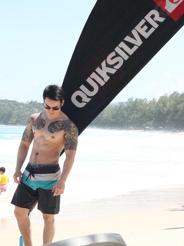 หนุ่มๆ เล่นเซิฟ เท่ห์ๆ ฟินส์เวอร์ ขอกอดที