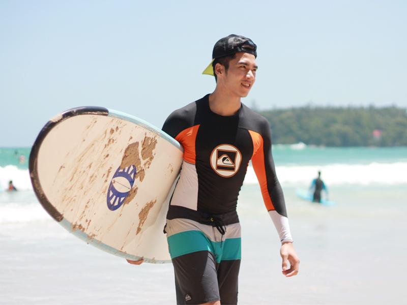 หนุ่มๆ เล่นเซิฟ เท่ห์ๆ ฟินส์เวอร์ ขอกอดที