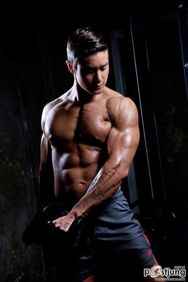 น่ากัดแขนกล้ามท้อง