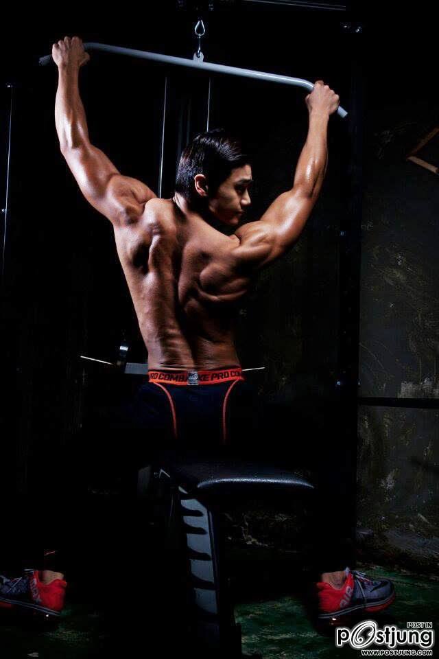 น่ากัดแขนกล้ามท้อง