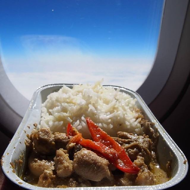 มาดูกันว่า เมื่ออาหารจากครัวสีฟ้ายกมาเสิร์ฟบน AirAsia จะเป็นยังไง